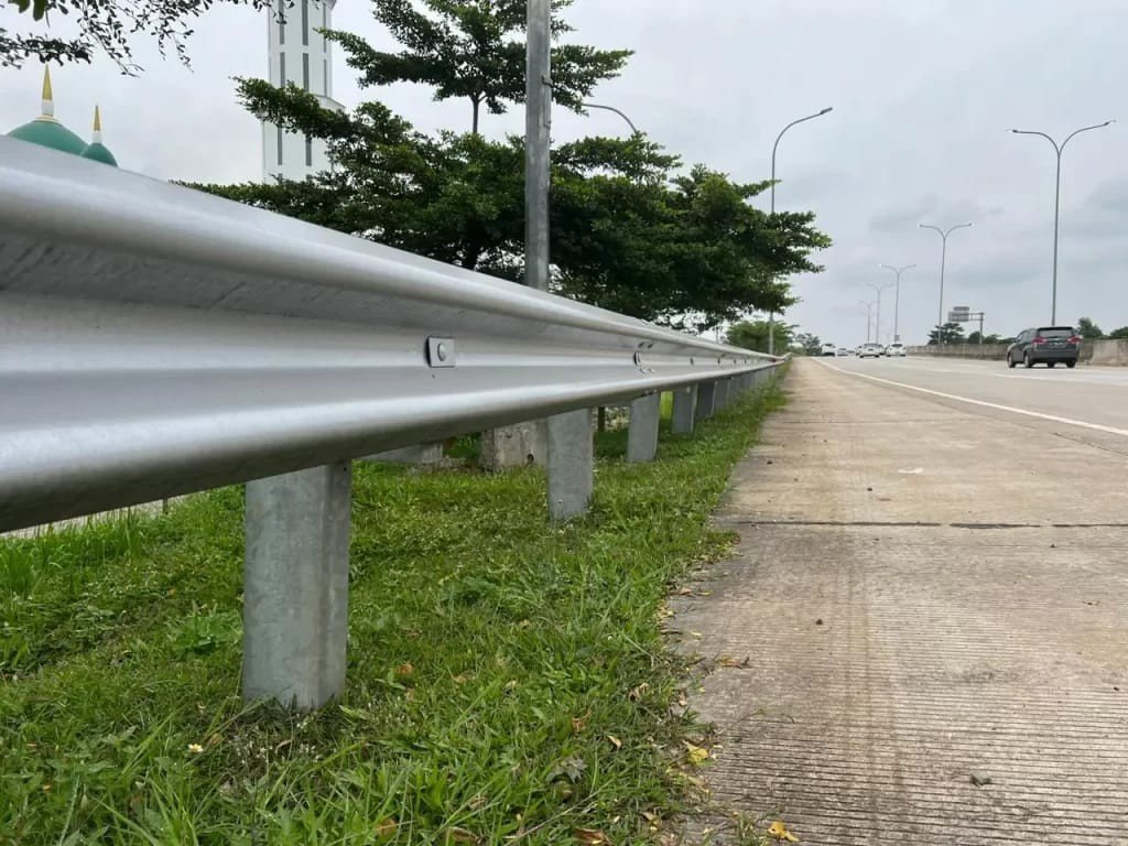 Guardrail galvanis terpasang di tepi jalan