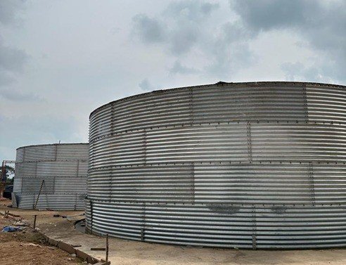Water tank silo baja bergelombang di lokasi proyek